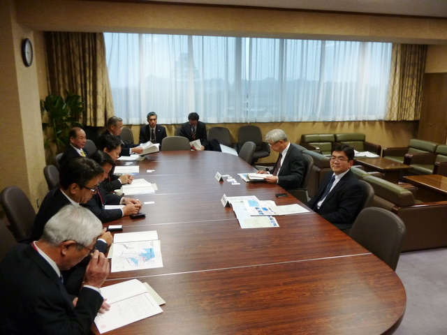 谷本近畿地方整備局長茅野道路部長へ要望する参加者