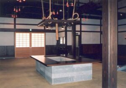 「一乗地区活性化施設」しゃく谷石（囲炉裏）.png